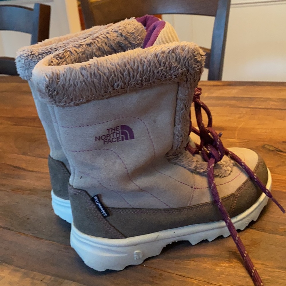 The North Face girls snow boots. Size 3